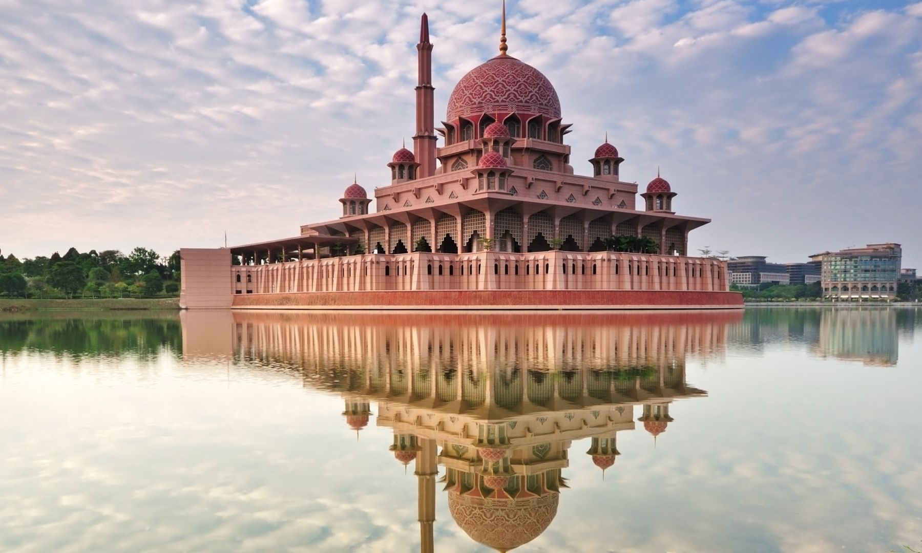 ピンクモスクを水上から一望！プトラジャヤクルーズ体験（約45分）